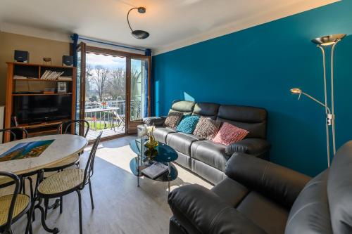 un salon avec un canapé et une table dans l'établissement 3* balcon vue lac commerces et plage à 100m, à Annecy