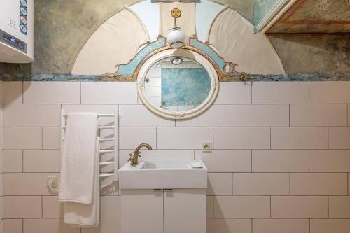 ein Bad mit einem Waschbecken und einem Spiegel in der Unterkunft Beautiful one bedroom apartment in Vilnius old town in Vilnius