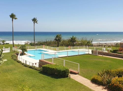 Bazén v ubytování Casitamar frontline beach house rental Casares Costa near Estepona nebo v jeho okolí