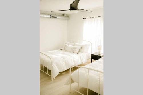 Postel nebo postele na pokoji v ubytování Burnett Cottage - Pine