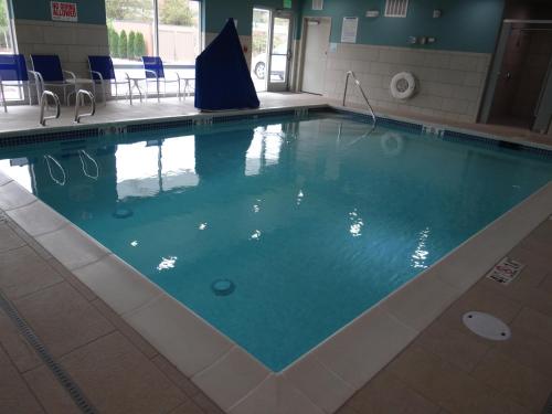 Holiday Inn Express & Suites - Auburn Downtown, an IHG Hotel tesisinde veya buraya yakın yüzme havuzu