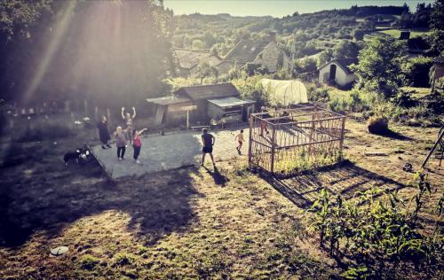 a group of people walking around in a yard at carazen , caravane chauffée in Saint-Sylvain-Bellegarde