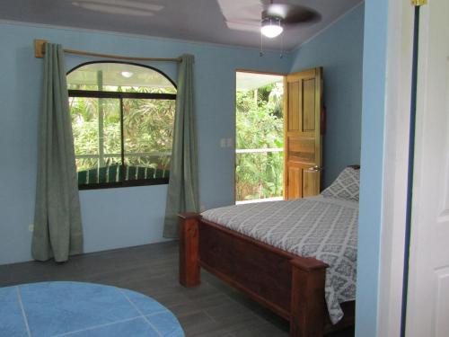 1 dormitorio con cama y ventana en Peace of Paradise, en Manuel Antonio