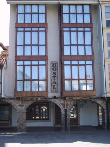 un edificio con ventanas grandes en un lateral en HOSTAL SANCHO GARCIA, en Espinosa de los Monteros