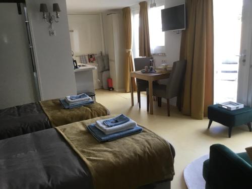 ein Hotelzimmer mit 2 Betten und Handtüchern darauf in der Unterkunft B & B Rosamie in Vlissingen