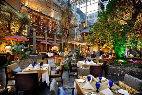 InterContinental Century City Chengdu, an IHG Hotel tesisinde bir restoran veya yemek mekanı