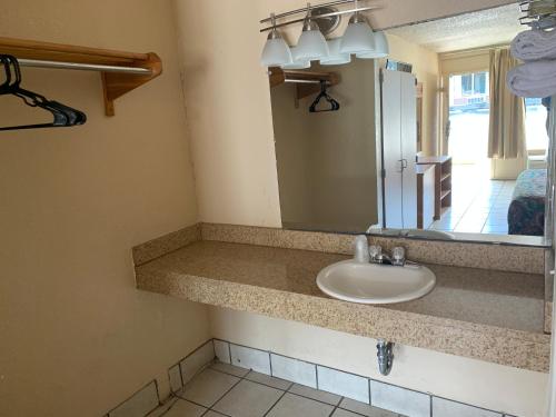 Un baño de Budget Inn Motel