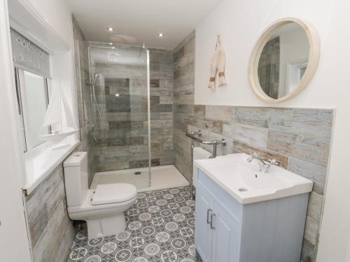 een badkamer met een toilet, een wastafel en een douche bij Laridae in Whitby