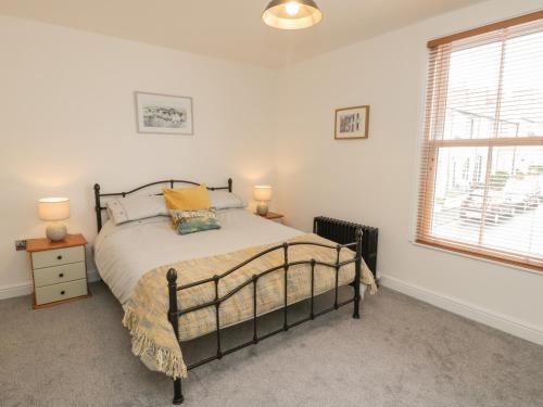 een slaapkamer met een bed en een raam bij Laridae in Whitby