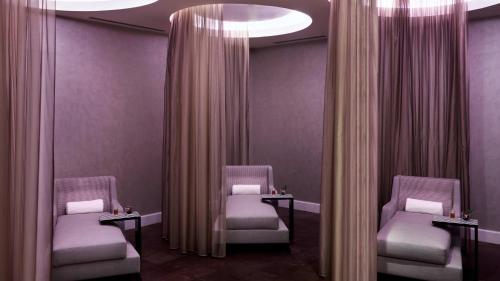 حمام في InterContinental Doha Beach & Spa, an IHG Hotel