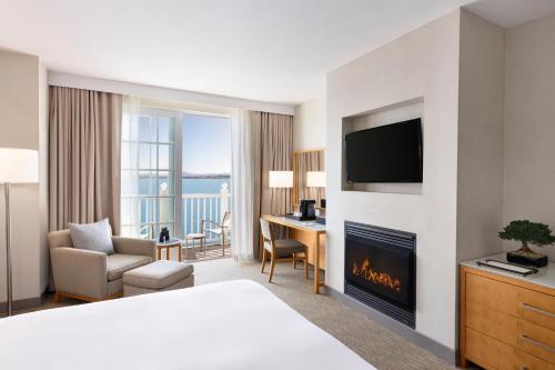 TV a/nebo společenská místnost v ubytování InterContinental The Clement Monterey by IHG
