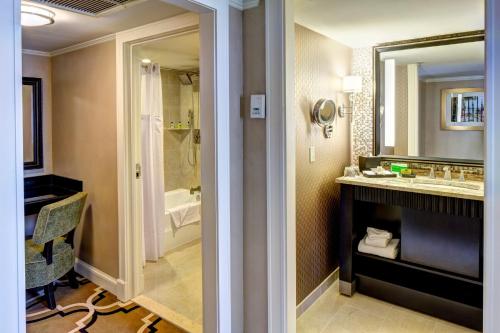 La salle de bains est pourvue d'une baignoire, d'un lavabo et d'un miroir. dans l'établissement InterContinental New Orleans, an IHG Hotel, à La Nouvelle-Orléans