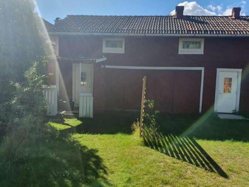 une maison avec une clôture devant elle dans l'établissement Lugnets hotellägenhet, à Leksand