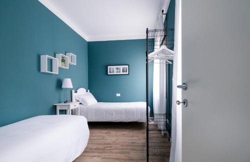 ヴェネツィアにあるCalle Longa Residenza Quaggioのベッドルーム1室(ベッド2台付)