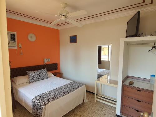 Postel nebo postele na pokoji v ubytování Hotel Atlantico a 150 mts de Playa Martí
