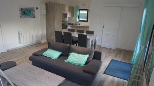 uma sala de estar com um sofá e uma sala de jantar em Gîte le Pixien C 4 à 6 personnes 15 min Charleville em Poix-Terron