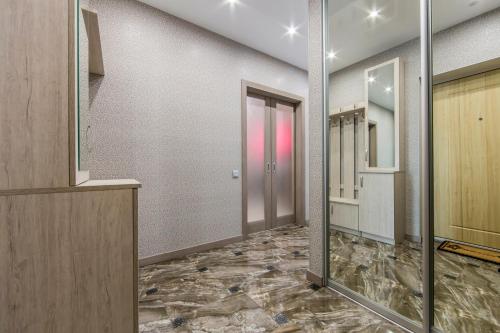 a room with a corridor with mirrors and a door at Стильна квартира в сучасному комплексі метро Нивки in Kyiv