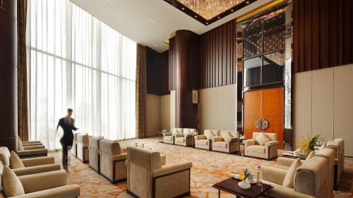 長沙市にあるInterContinental Changshaの椅子の待合室を歩く男