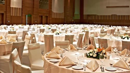 Un restaurante o sitio para comer en InterContinental Doha The City by IHG