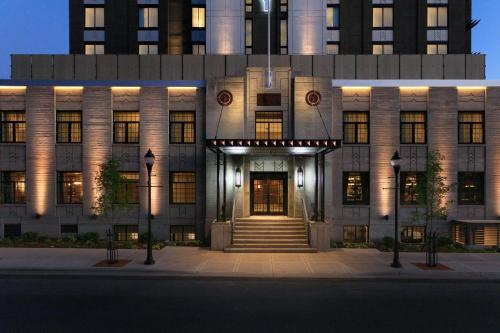 un edificio con la puerta principal iluminada por la noche en Kimpton - Armory Hotel Bozeman, an IHG Hotel en Bozeman