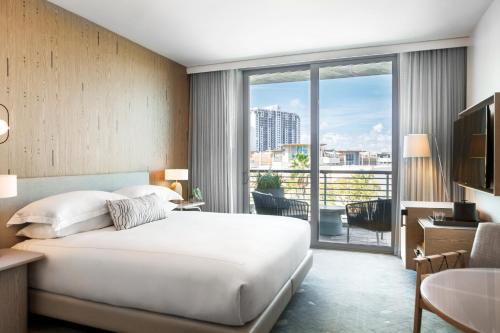 Ένα ή περισσότερα κρεβάτια σε δωμάτιο στο Kimpton - Hotel Palomar South Beach by IHG