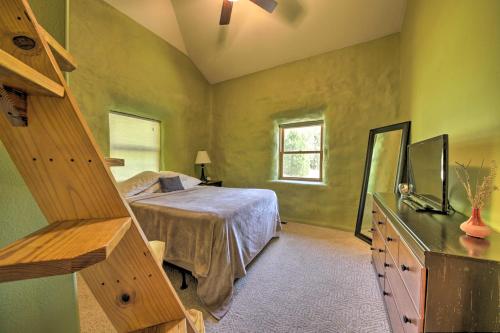 Ένα ή περισσότερα κρεβάτια σε δωμάτιο στο Peaceful Custom Carbondale Home with Deck, Near SIU!