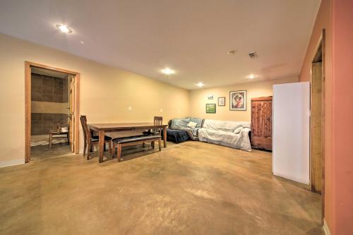 Χώρος καθιστικού στο Peaceful Custom Carbondale Home with Deck, Near SIU!