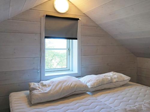 Un pat sau paturi într-o cameră la Holiday home Vrena