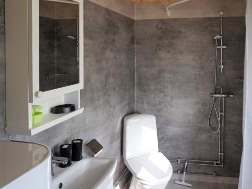 uma casa de banho com um WC, um lavatório e um chuveiro em Holiday home Vrena em Vrena