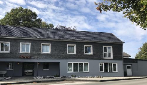 uma casa com uma fachada a preto e branco em Hotel Engelsburg - Apartments em Remscheid