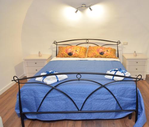 um quarto com uma cama com um edredão azul em Happy House Pompei em Pompeia