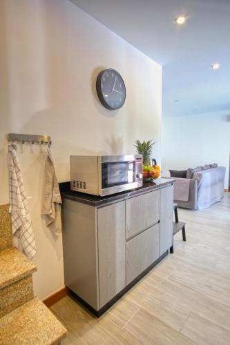 a microwave on a counter in a living room at Cantinho d'Alcácer in Casal