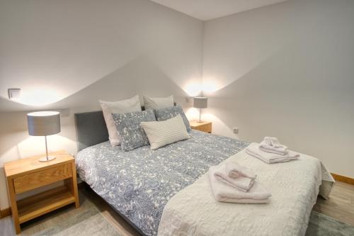 a bedroom with a bed with towels on it at Cantinho d'Alcácer in Casal