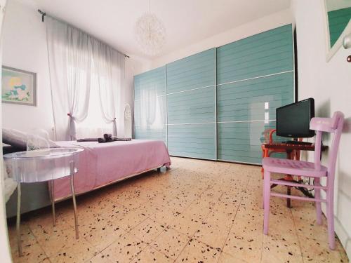 una camera con letto, tavolo e TV di Casa singola a pochi passi dal centro storico a Ravenna