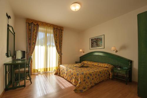 Postel nebo postele na pokoji v ubytování Hotel Parco delle Cale