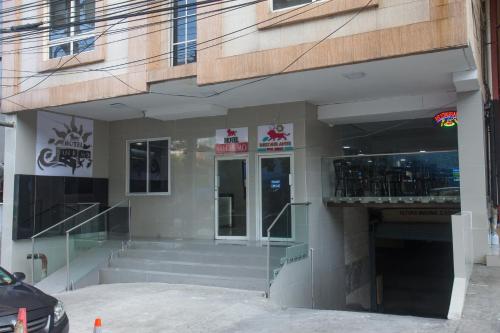 um edifício com escadas em frente a um edifício em Hotel HSR na Cidade do Panamá