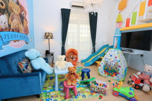 a childs room with toys and a tv at An Ti Li Ya Homestay in Dongshan
