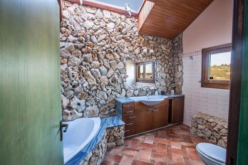 Vonios kambarys apgyvendinimo įstaigoje Villa Ayia Napa Foothills Exquisite 5BDR Ayia Napa Villa with Pool and Stunning Views