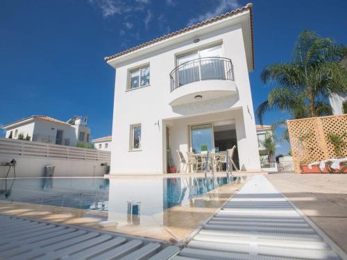 Fotografie z fotogalerie ubytování Villa Foros Dyo - Modern 3 Bedroom Pernera Villa with Pool - Close to all Amenities v destinaci Protaras