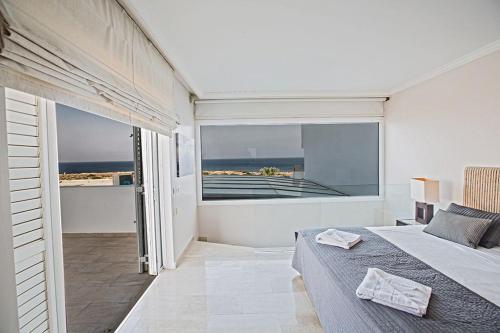 Foto sihtkohas Protaras asuva majutusasutuse Villa Fig Tree Bay Seafront Luxury 5BDR Seafront Protaras Villa with Panoramic Sea Views galeriist