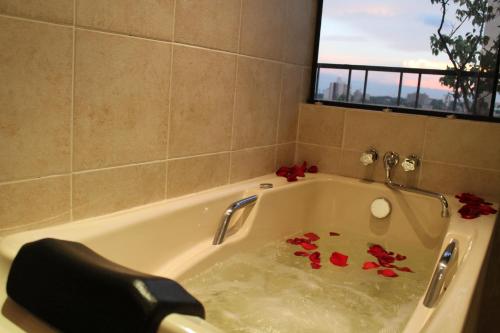 Ett badrum på Premier Hill Suites Hotel