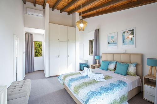 Postel nebo postele na pokoji v ubytování Villa Nepou - Beautiful 4 Bedroom Villa - Located in Ayia Napa Villa With Private Pool