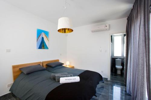 PaphosにあるLuxury Cyprus Villa Aqua Villa Private Pool Sea View 2 BDR Paphosのベッドルーム1室(大型ベッド1台付)