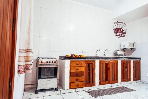 cocina con fregadero y fogones en Surf Red House - 3 quartos c ar - 50m da Rua Principal, en Itacaré