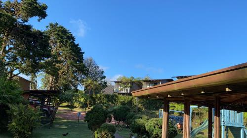 a garden with trees and bushes and a building at Villa Calas in Vara Blanca