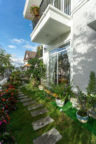Taman di luar Đỗ Gia Bảo Villa