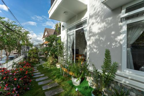 Taman di luar Đỗ Gia Bảo Villa