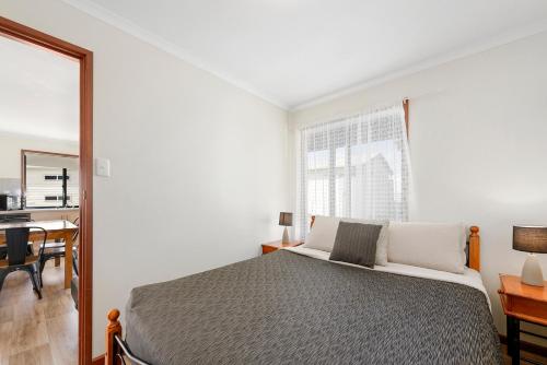 Postel nebo postele na pokoji v ubytování Moonta Bay Accommodation