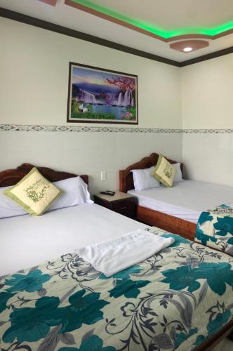 Ліжко або ліжка в номері Nhà Nghỉ Việt Thắng Dinh Thầy Thím