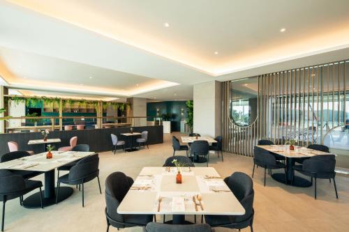 un ristorante con tavoli e sedie e un bar di The Week & Resort a Incheon